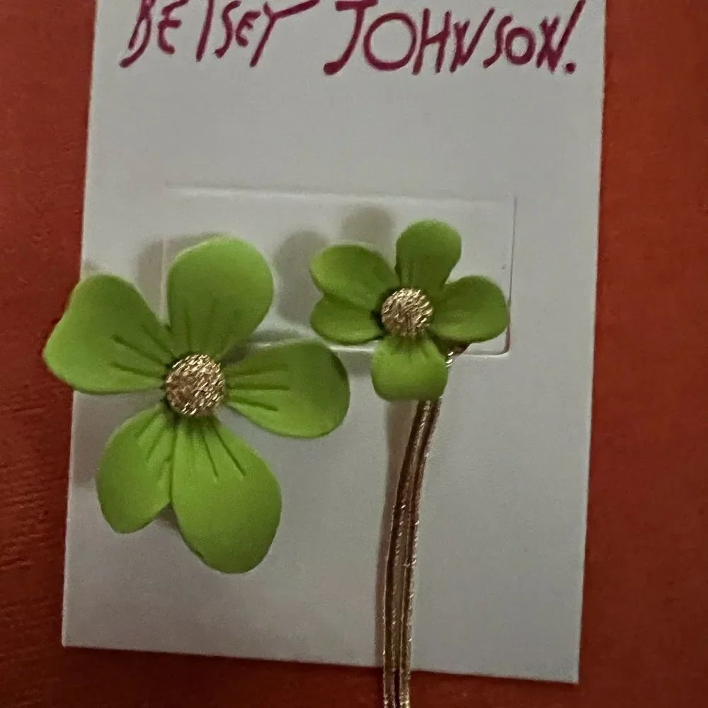💚 Betsey Johnson mismatched lime green flower earrings 💚